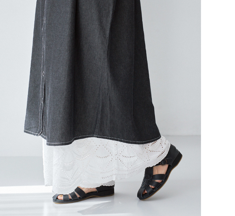 デニムスモッキングフレアワンピース(ブラック)着用の裾寄りカット