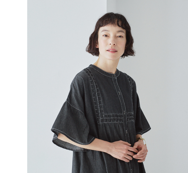 デニムスモッキングフレアワンピース(ブラック)着用の上半身寄り斜め前カット