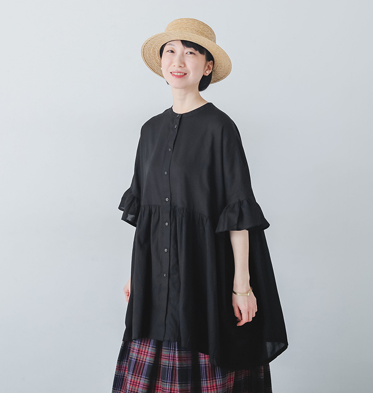 m.nのコットン2wayスクエアチュニックブラウスを着たモデルが正面で立っている