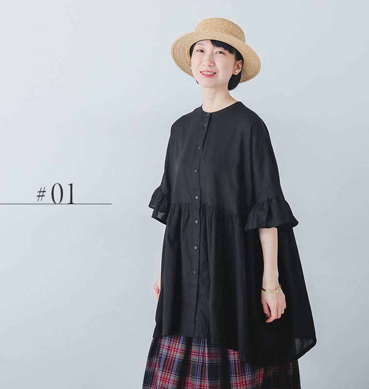 m.nのコットン2wayスクエアチュニックブラウスを着たモデルが正面で立っている