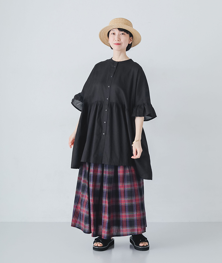 コットン2wayスクエアチュニックブラウスを着たモデルが全身で立っている