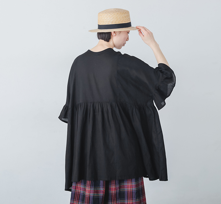 コットン2wayスクエアチュニックブラウスを着たモデルが後ろ姿を見せている