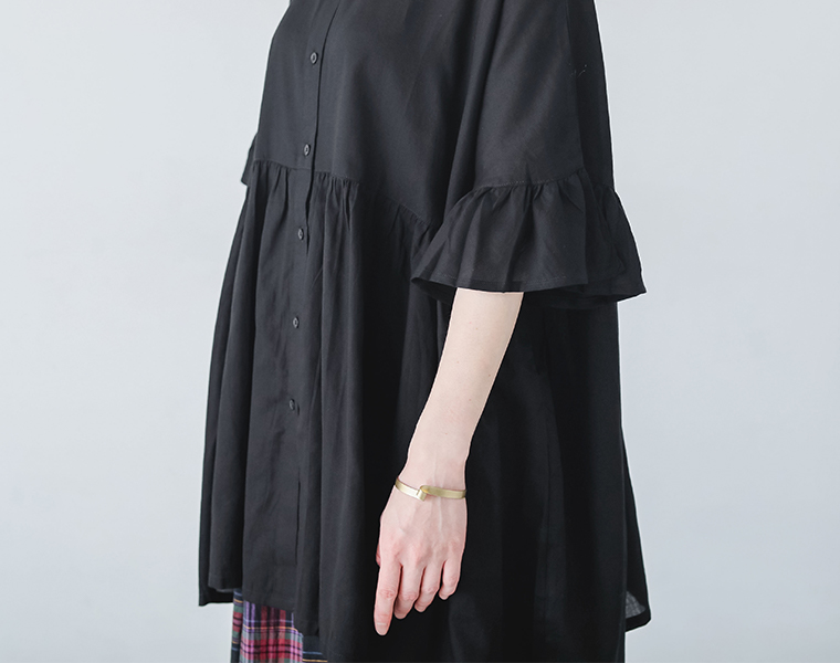 コットン2wayスクエアチュニックブラウスの袖フリルとギャザーのディテール
