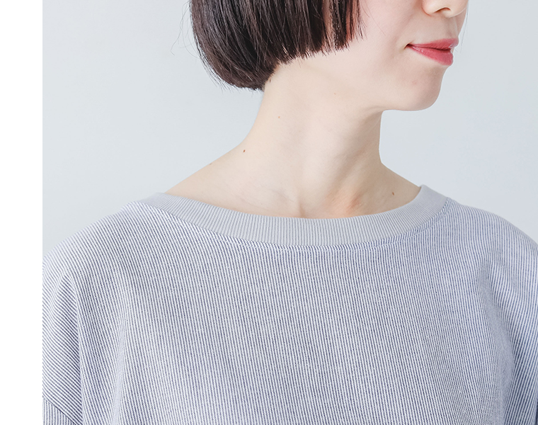 リネンタッチころんとかわいいハーフスリーブブラウスのネックラインのディテール