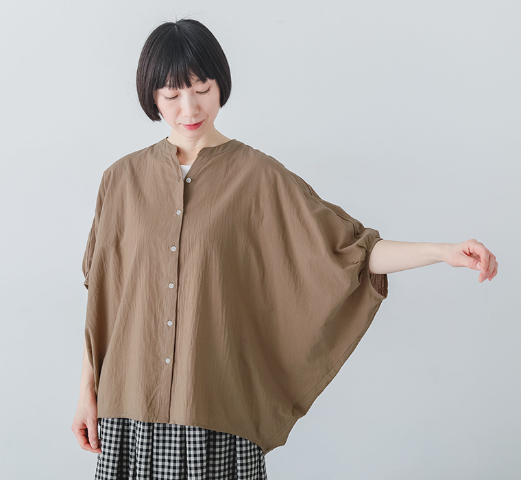 refined worksのUVバンザイBLを着たモデルが腕を広げている