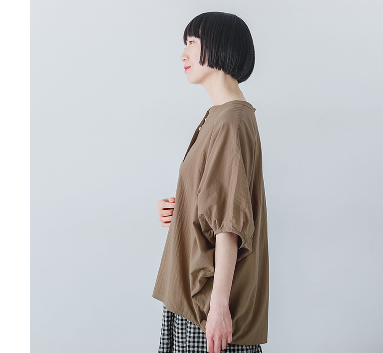 UVバンザイBLを着たモデルが横向きで立っている