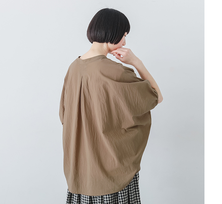 UVバンザイBLを着たモデルが後ろ姿を見せている