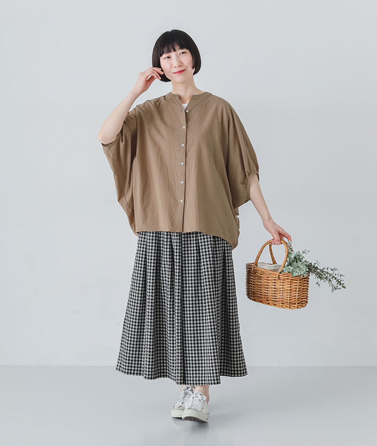 UVバンザイBLを着たモデルが正面で立っている