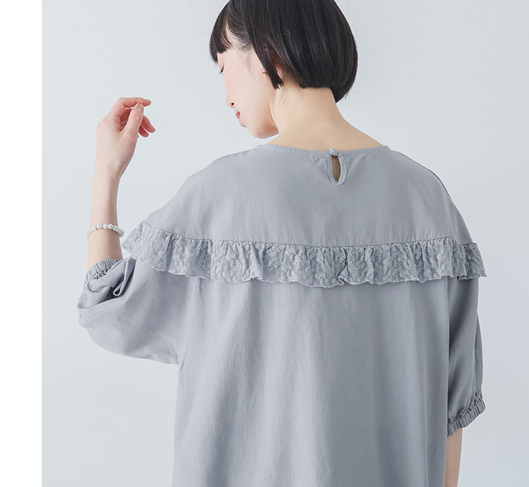 ラウンド切替レースフリルプルオーバーの後ろボタンとレースフリルのディテール