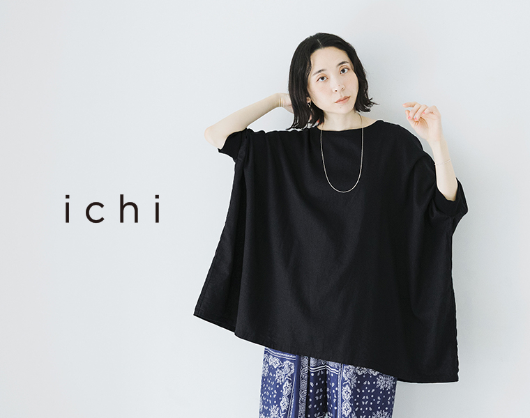 ichi コットンリネン袖リブプルオーバーブラウスを着用した女性モデルの全身スタイル