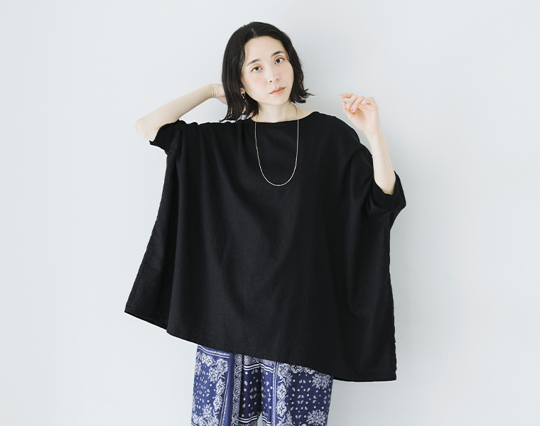 ichi コットンリネン袖リブプルオーバーブラウスのブラックを着用した女性モデルの上半身