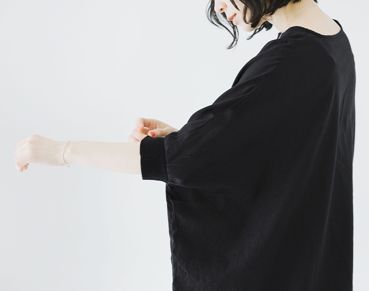 ichi コットンリネン袖リブプルオーバーブラウス ブラックの袖口リブを見せたディテール