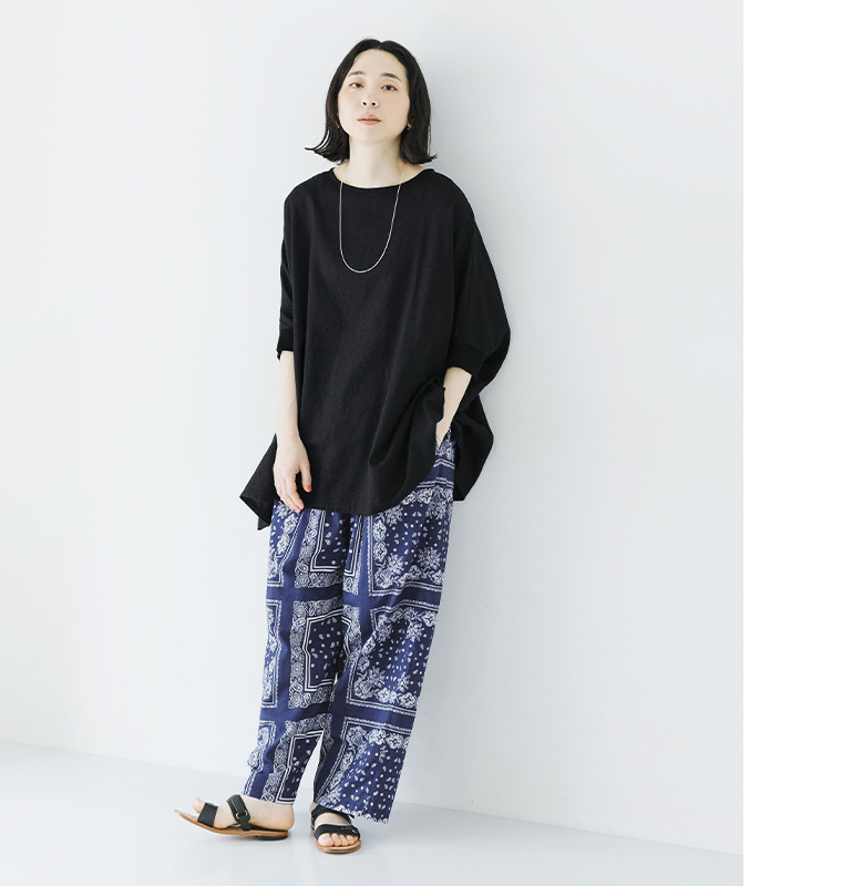 ネイビーと白のバンダナ柄プリントパンツを合わせた女性モデルの全身コーディネート