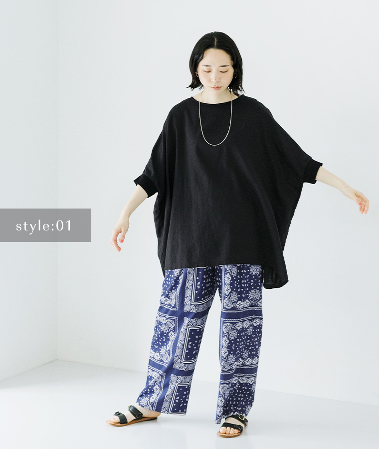 ichi コットンリネン袖リブプルオーバーブラウスのブラックにバンダナ柄パンツを合わせた全身コーディネート