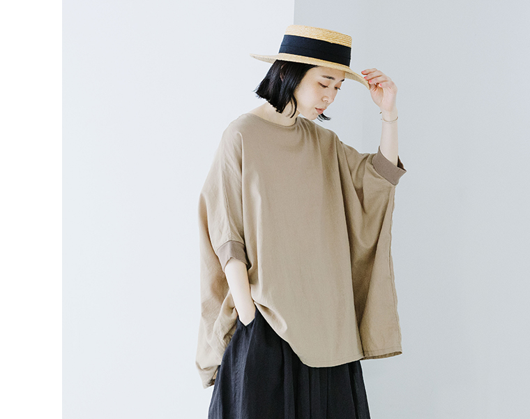 ichi コットンリネン袖リブプルオーバーブラウス ベージュのラウンドネックと袖口がわかる着用画像