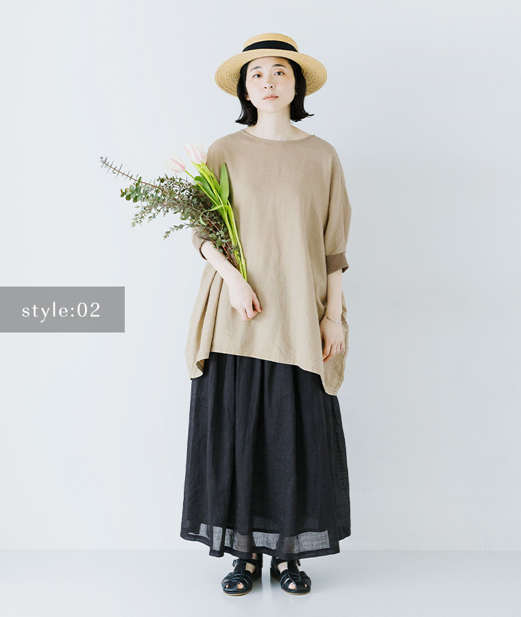 ichi コットンリネン袖リブプルオーバーブラウスのベージュに黒のロングスカートを合わせた全身コーディネート