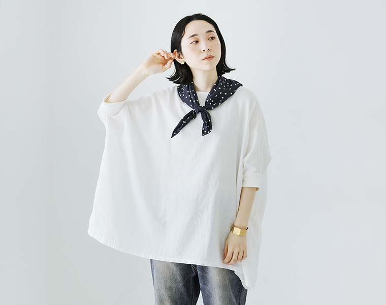 ichi コットンリネン袖リブプルオーバーブラウスのホワイトを着用した女性モデルの上半身