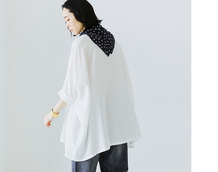 ichi コットンリネン袖リブプルオーバーブラウスのホワイトを後ろから見せた着用画像