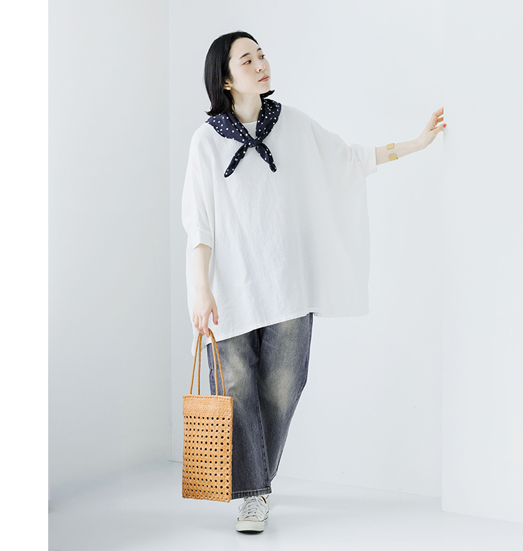 ichi コットンリネン袖リブプルオーバーブラウスのホワイトにデニムとメッシュバッグを合わせた全身コーディネート