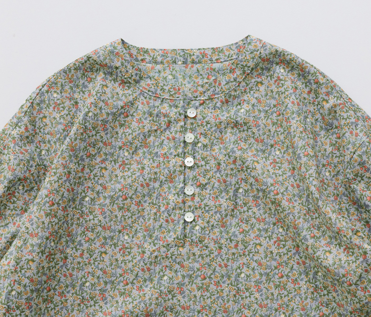 小花柄のフロントボタン付きワンピース（上半身ディテール）
