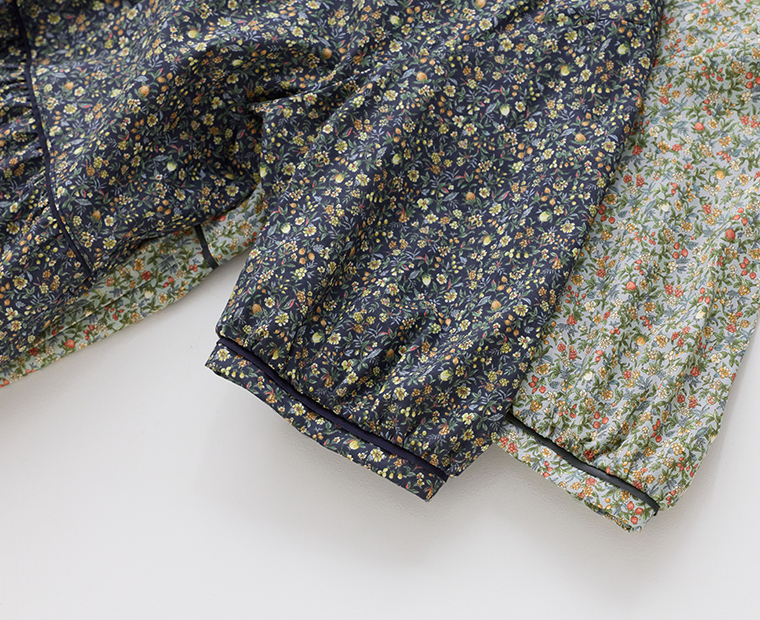 小花柄ワンピースの袖口ディテール（ネイビーとグリーン）