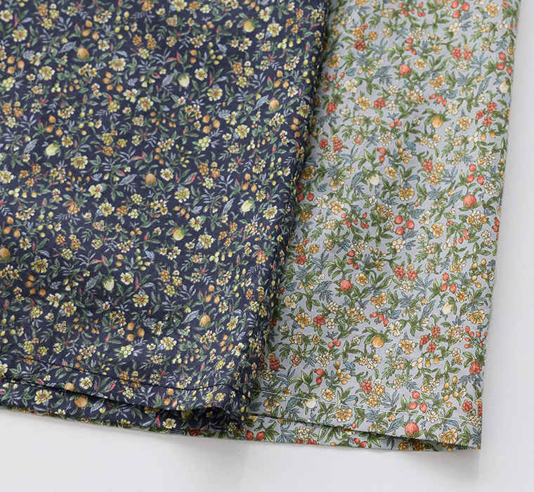 小花柄ワンピースの生地比較（ネイビーとグリーン）