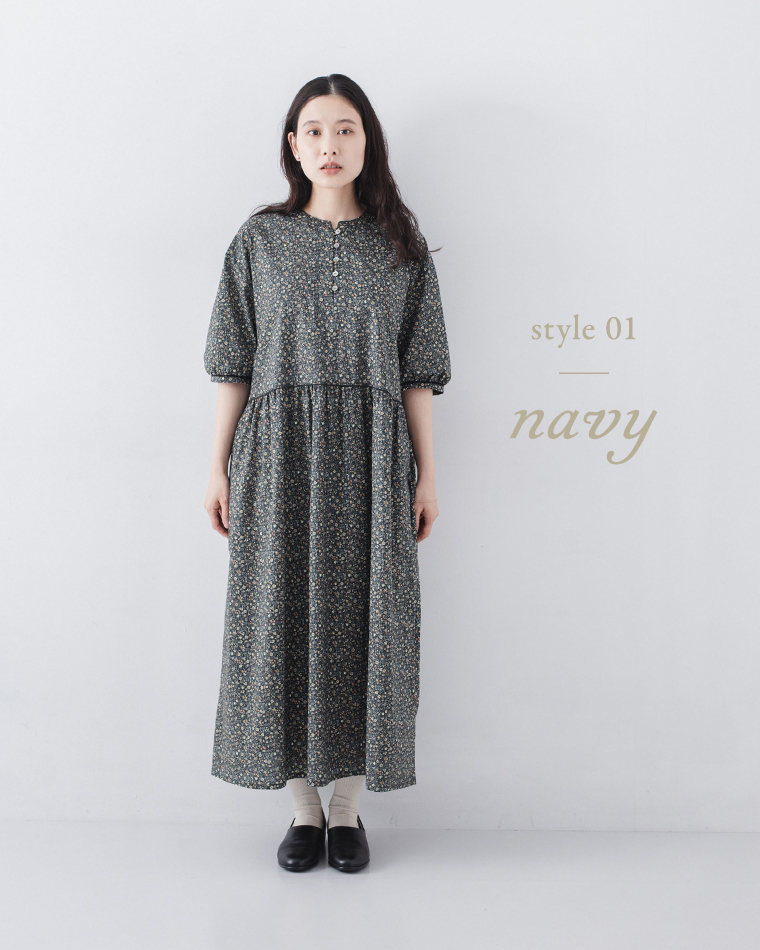 小花柄ワンピース（ネイビー）を着用した全身コーディネート