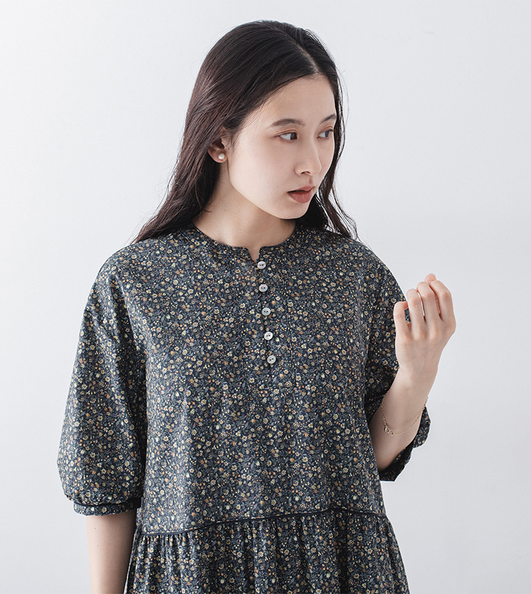 小花柄ワンピース（ネイビー）を着用した上半身ディテール