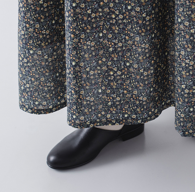 小花柄ワンピース（ネイビー）の裾ディテールと足元