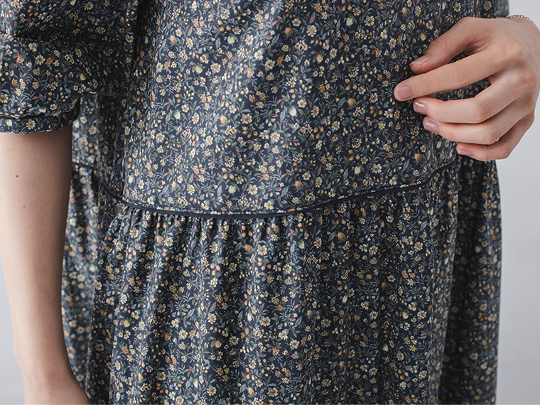 小花柄ワンピース（ネイビー）のウエスト切り替えディテール