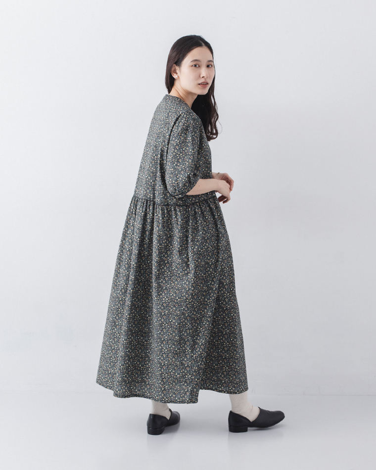 小花柄ワンピース（ネイビー）を着用した横向きシルエット