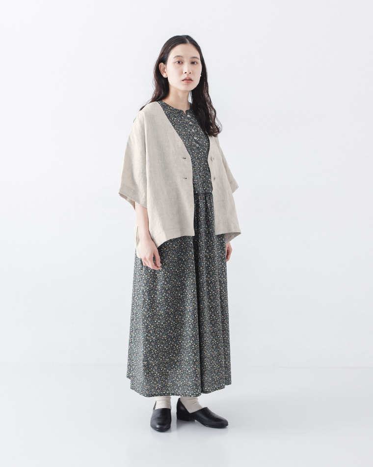 小花柄ワンピース（ネイビー）にライトベージュの半袖ジャケットを羽織った全身コーディネート