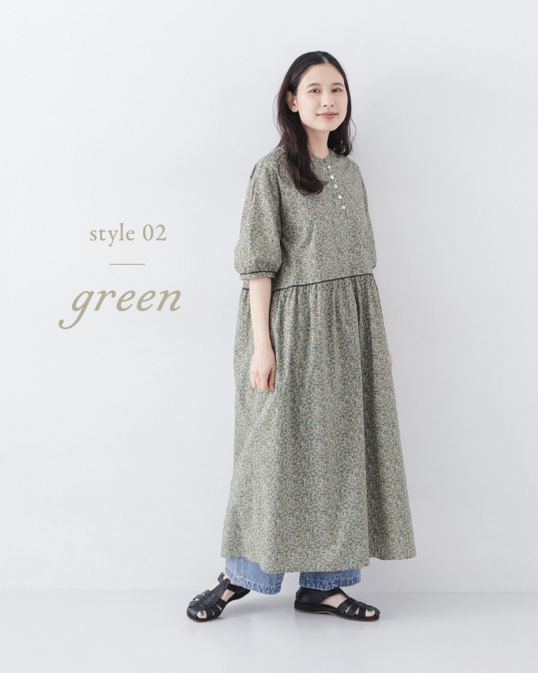 小花柄ワンピース（グリーン）をデニムに重ねた全身コーディネート