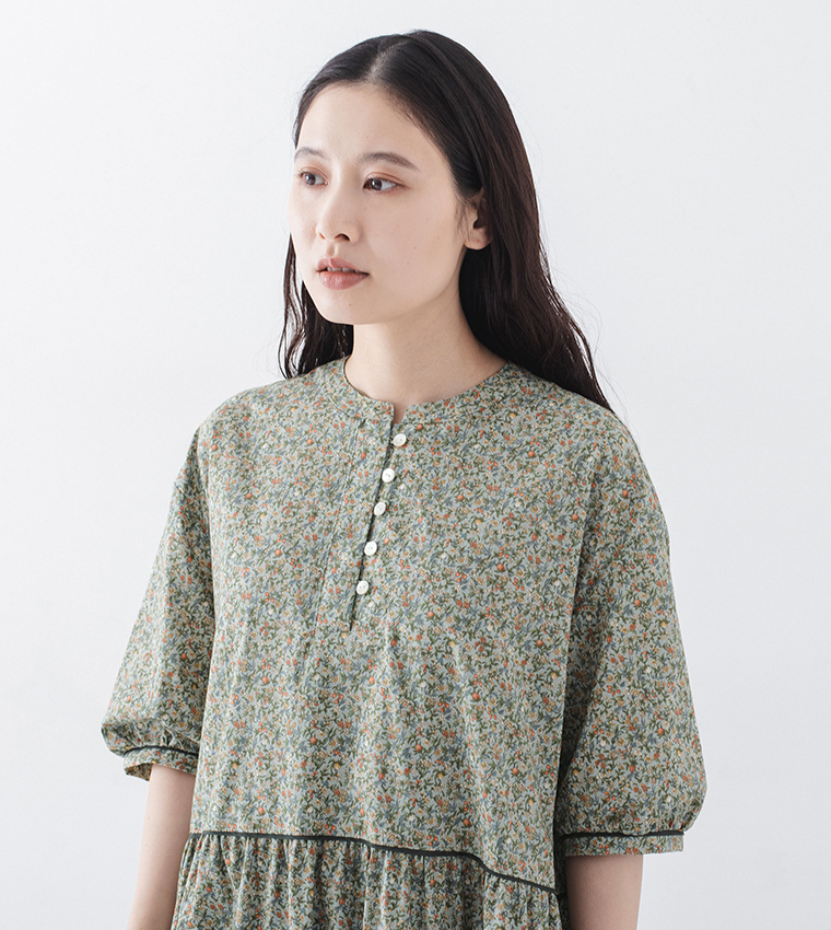 小花柄ワンピース（グリーン）を着用した上半身ディテール