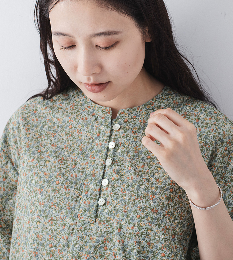 小花柄ワンピース（グリーン）のフロントボタンディテール