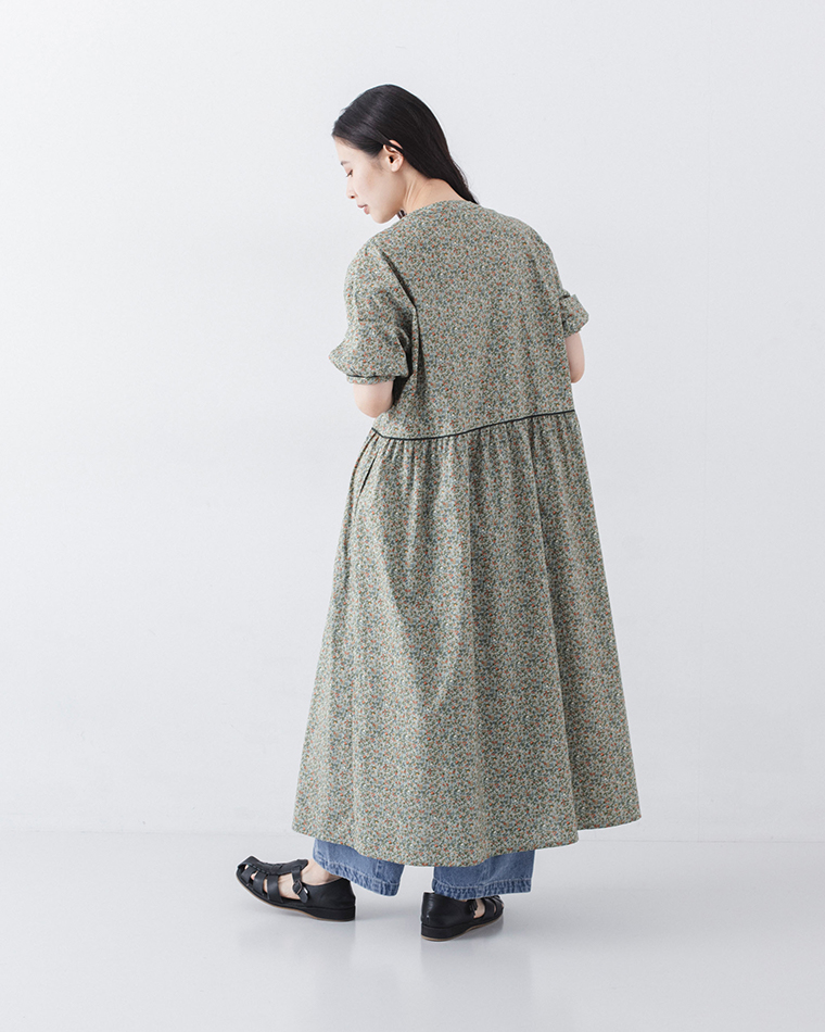 小花柄ワンピース（グリーン）をデニムに重ねた横向きシルエット