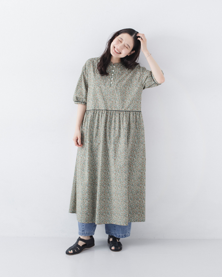 小花柄ワンピース（グリーン）をデニムに重ねた全身コーディネート