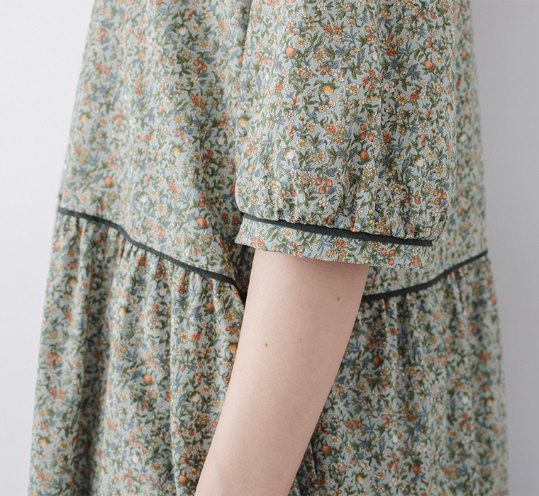 小花柄ワンピース（グリーン）の袖口と切り替えディテール