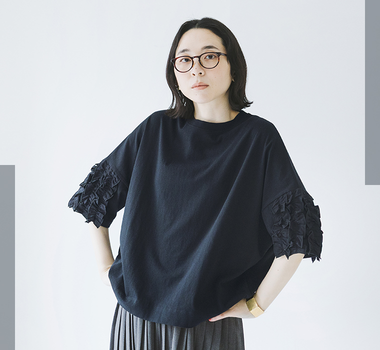 着るだけでサマになる フリル5分袖Tシャツ ブラックを着たモデルが腰に手を当てている