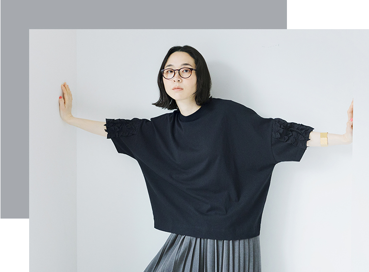 着るだけでサマになる フリル5分袖Tシャツ ブラックを着たモデルが腕を広げている