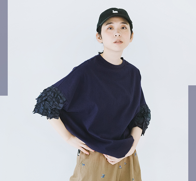 着るだけでサマになる フリル5分袖Tシャツ ネイビーを着たモデルが正面で立っている