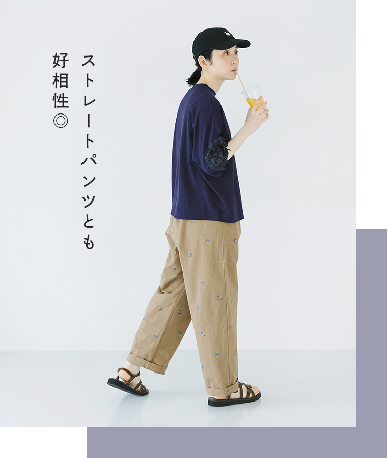 着るだけでサマになる フリル5分袖Tシャツ ネイビーを着たモデルが横向きで歩いている