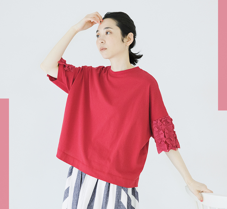 着るだけでサマになる フリル5分袖Tシャツ レッドを着たモデルが腕を上げている