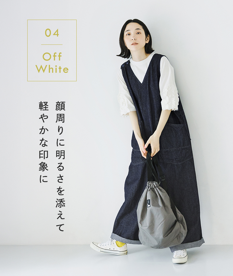 着るだけでサマになる フリル5分袖Tシャツ オフホワイトを着たモデルが立っている