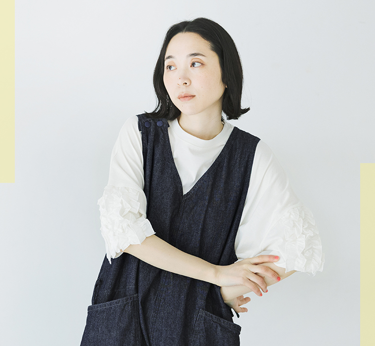 着るだけでサマになる フリル5分袖Tシャツ オフホワイトを着たモデルが腕を組んでいる