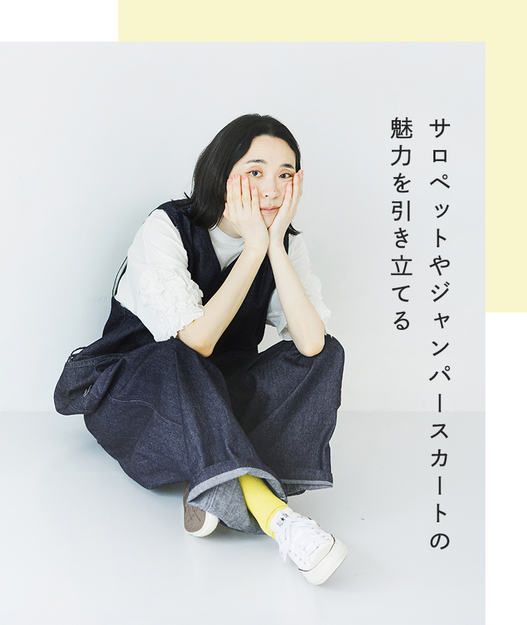 着るだけでサマになる フリル5分袖Tシャツ オフホワイトを着たモデルが座っている