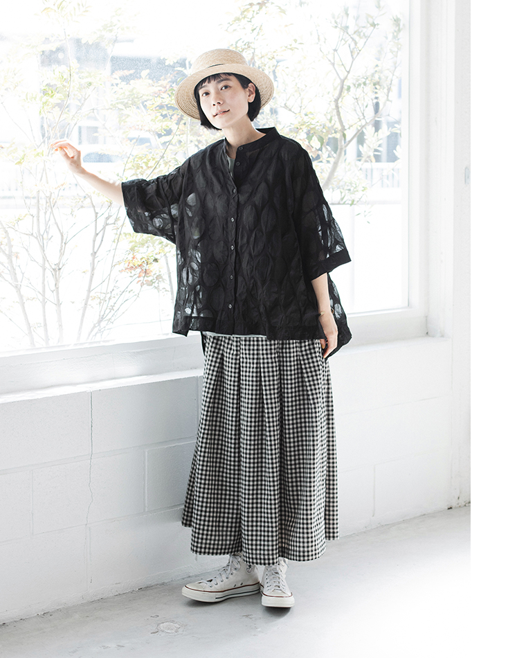 D*g*yドットシアーシャツブラックにチェック柄ワイドパンツを合わせ、ストローハットをかぶったコーディネートの全身画像