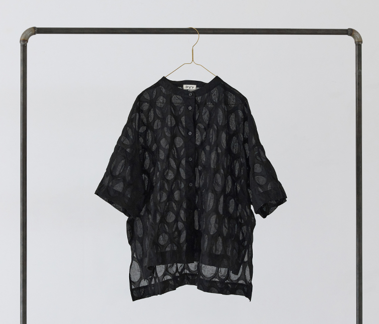 ライトグレーとブラックのシアーシャツを並べて掛けた商品画像