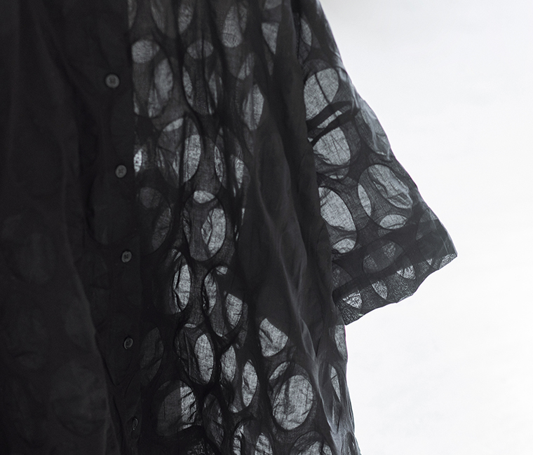 ブラックのシアーシャツ生地を写した楕円ドット柄の素材アップ画像