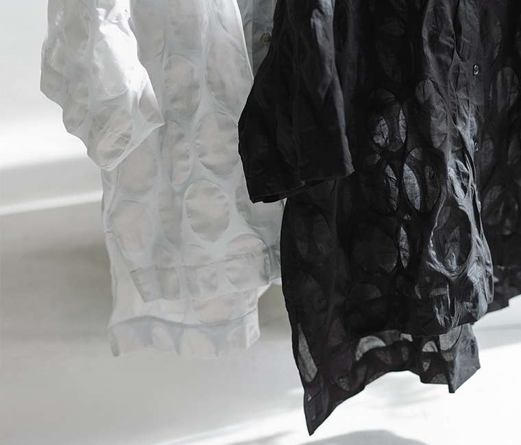 ライトグレーとブラックのシアーシャツを並べて掛けた商品画像